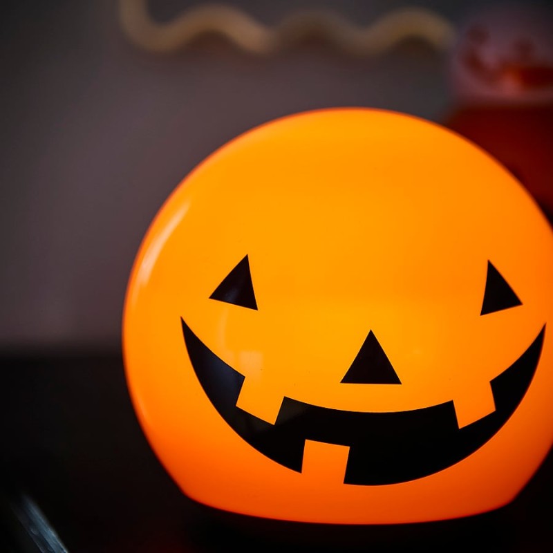 Настольная светодиодная лампа KUSTFYR, тыквенно-оранжевого цвета.